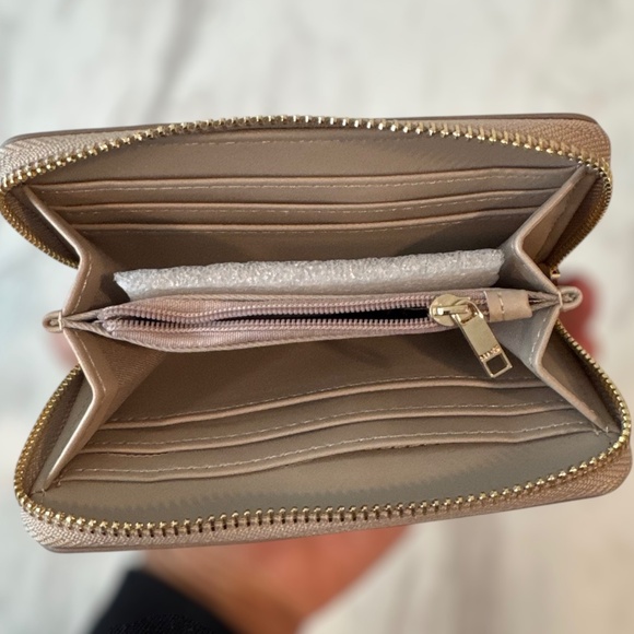 Mango Medium Croc-Effect Wallet – Sand Faux Leather, Triple Compartment, NWT - Picture 2 of 5